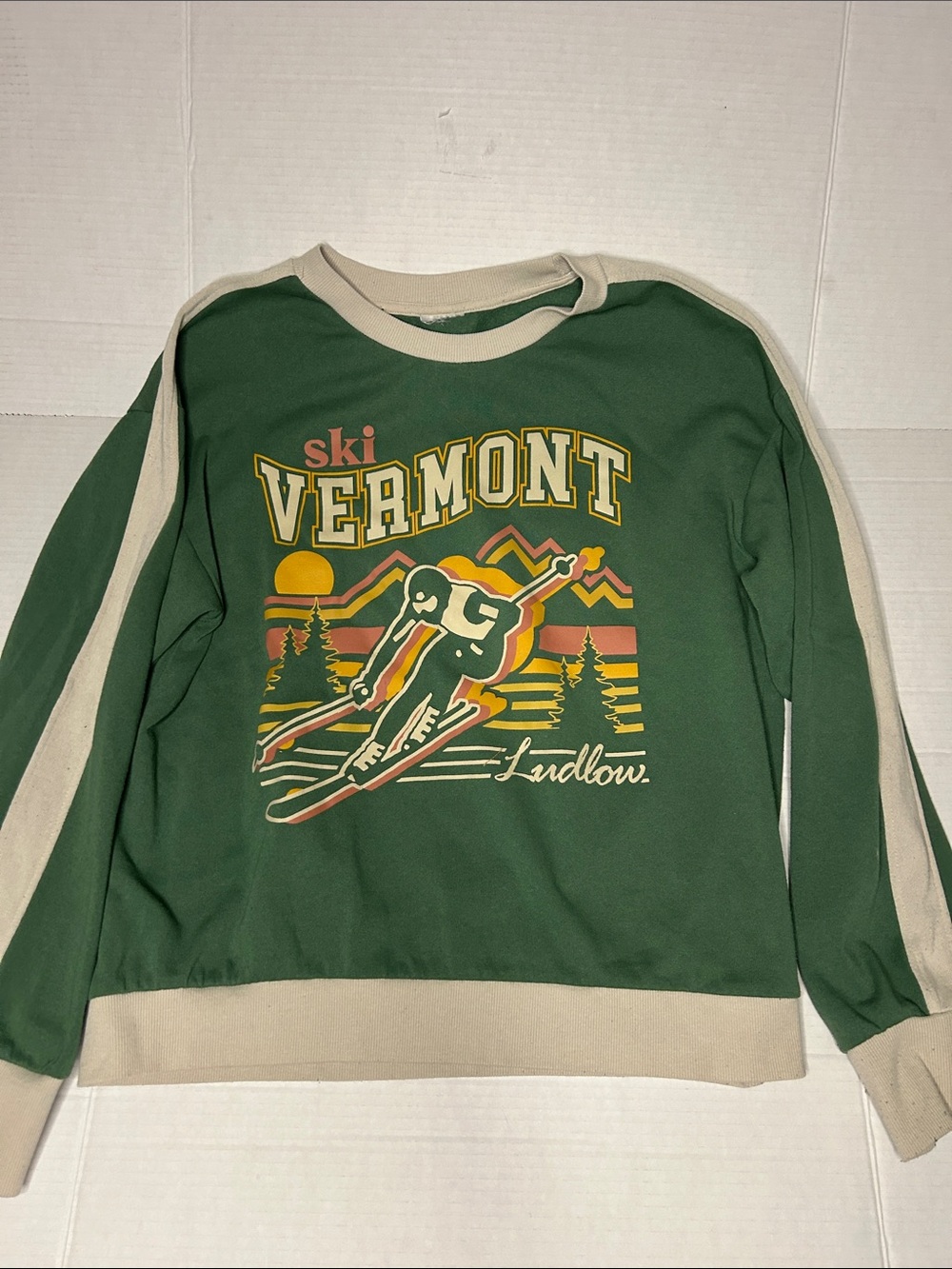 Women’s Size Small’Ski Vermont’ crewneck sweatshirt with contrast sleeve stripe